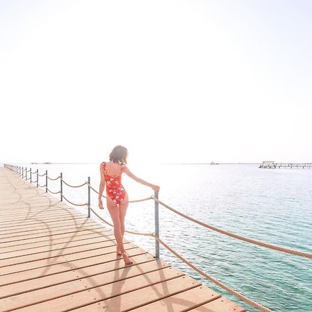 Pickalbatros Laguna Vista Aqua Park Sharm el-Sheikh Luaran gambar A woman walking on a pier