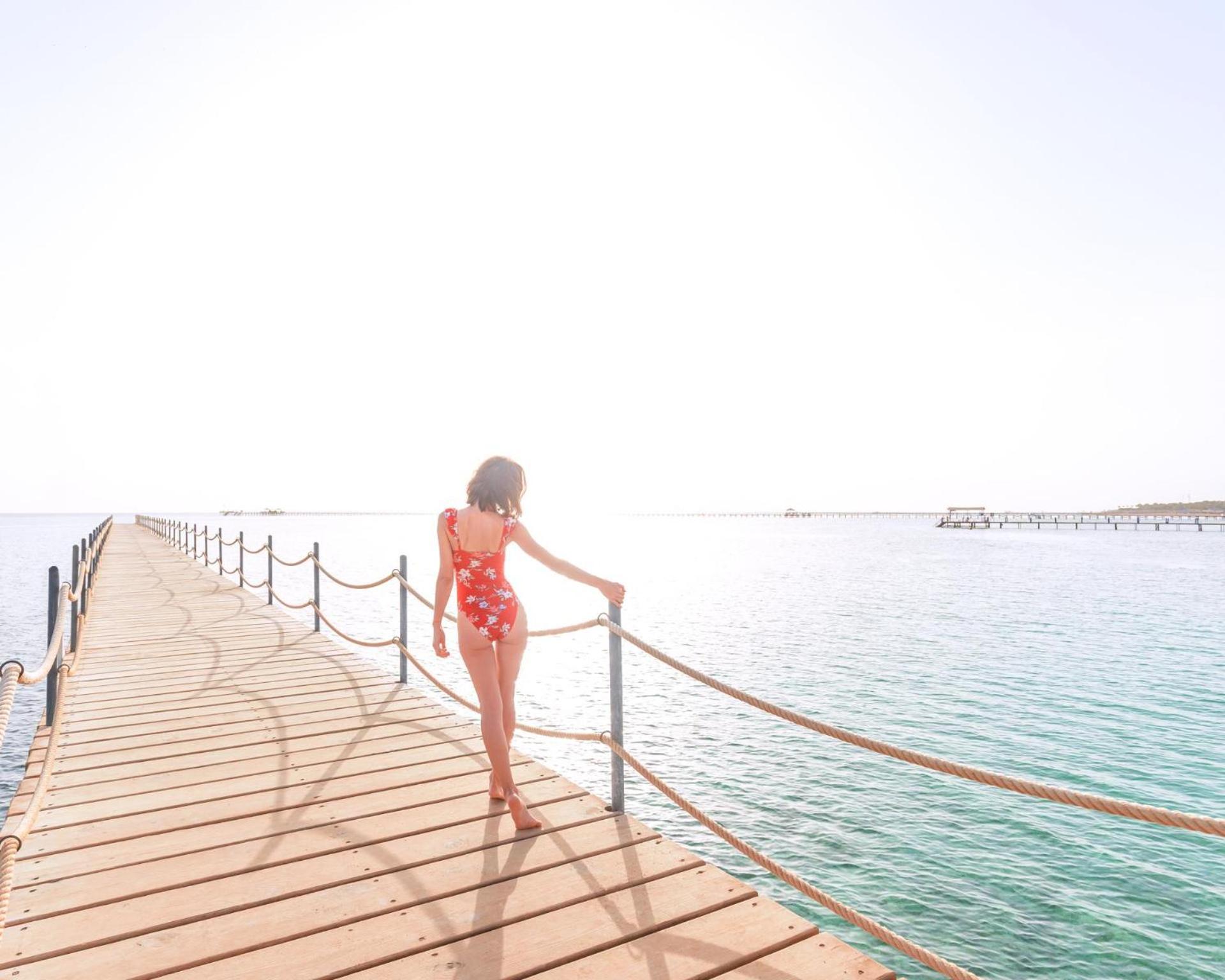 Pickalbatros Laguna Vista Aqua Park Sharm el-Sheikh Luaran gambar A woman walking on a pier